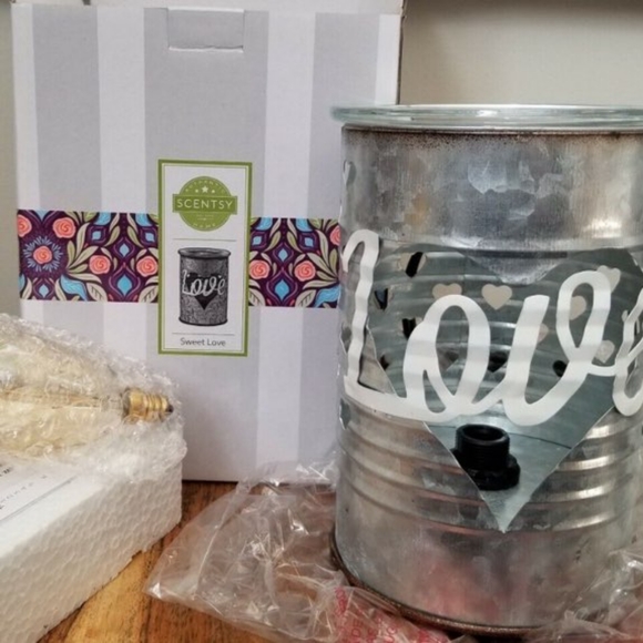 Scentsy Sweet Love tin material edison bulb lit warmer EUC & free wax bar New - Picture 2 of 4